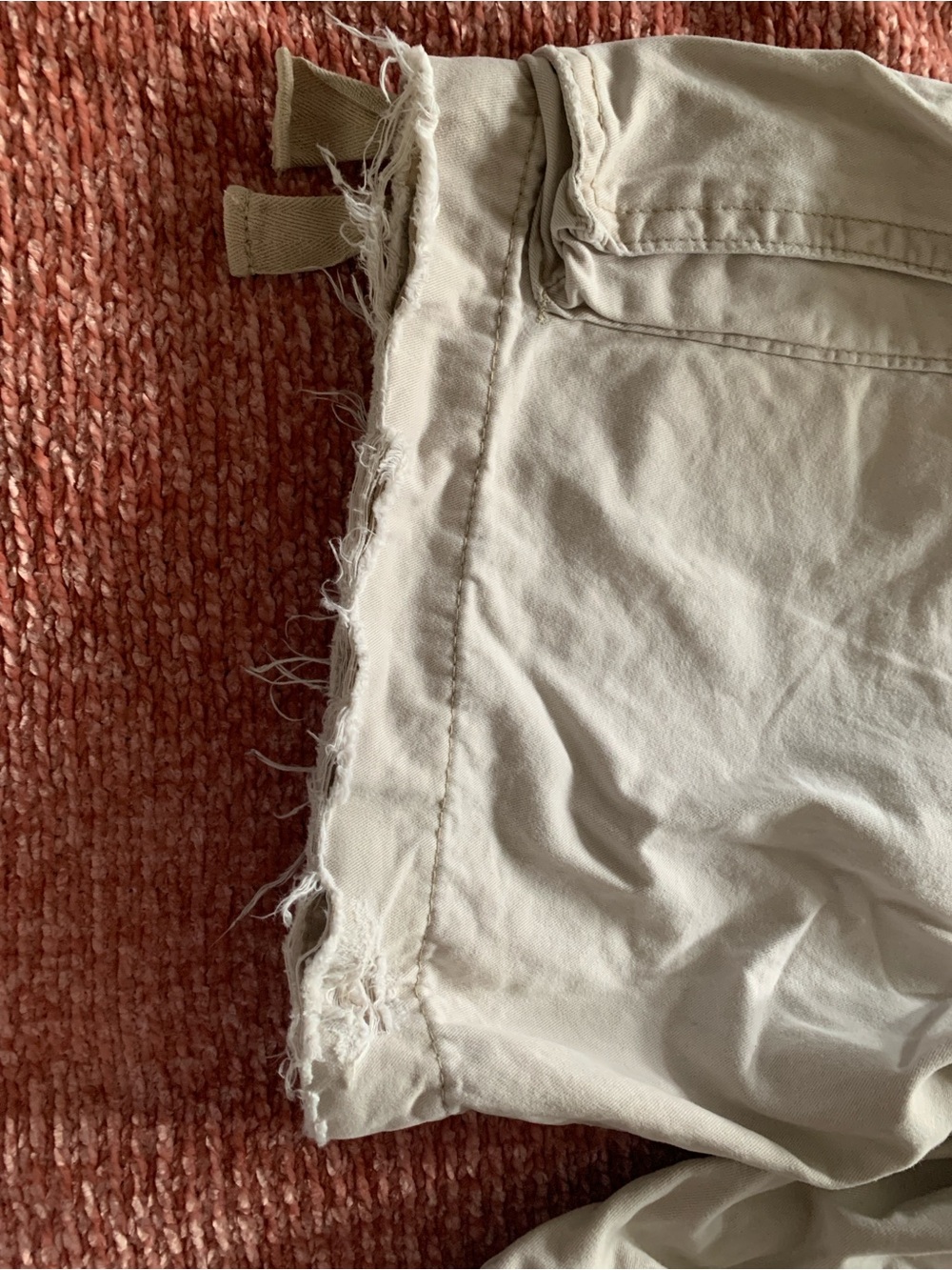 Pre-Owned: Abercrombie & Fitch Men's Distressed Cargo Shorts - Cream. - Picture 8 of 14